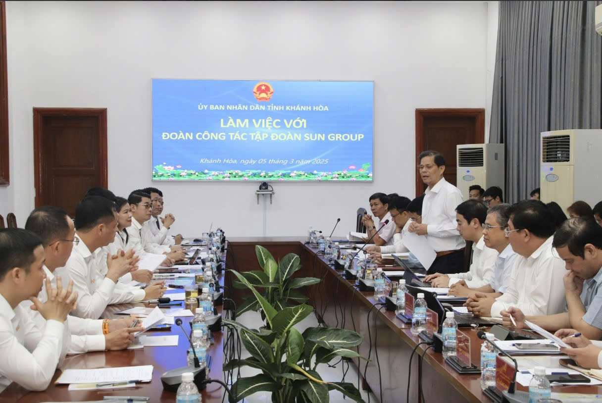 Chủ tịch UBND tỉnh Nguyễn Tấn Tuân kết luận buổi làm việc.